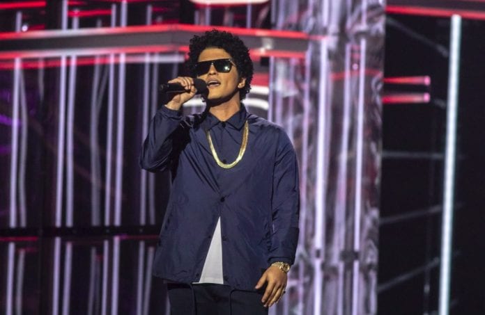 Bruno Mars and Cardi B win at Billboard Awards - CNW Network