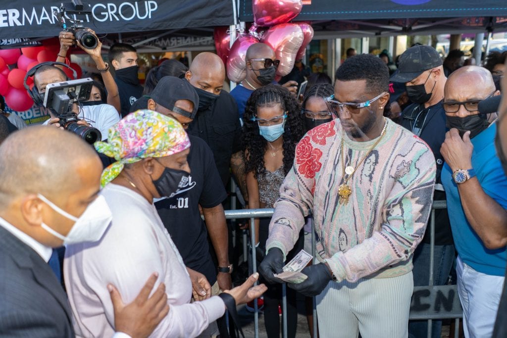 Caribbean-Americans Benefit from Diddy's Generosity in Miami - CNW Network