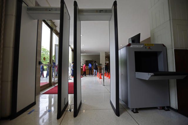 Broward County introduces metal detectors at two summer school sites ...